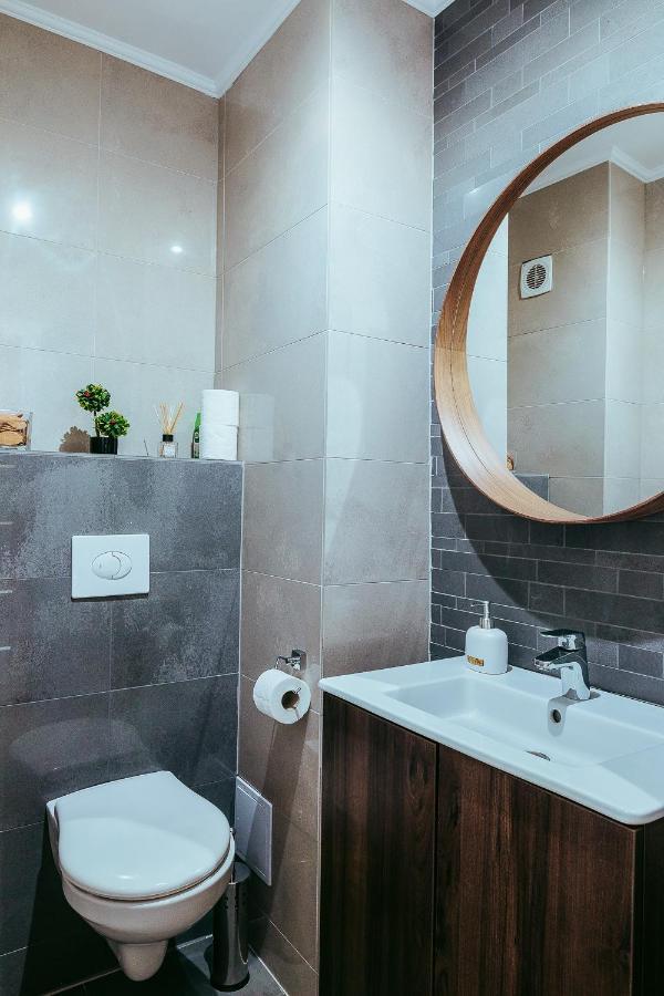 Charlotte Apartment - 2Bedrooms W Parking Near Nymphaea Орадя Экстерьер фото